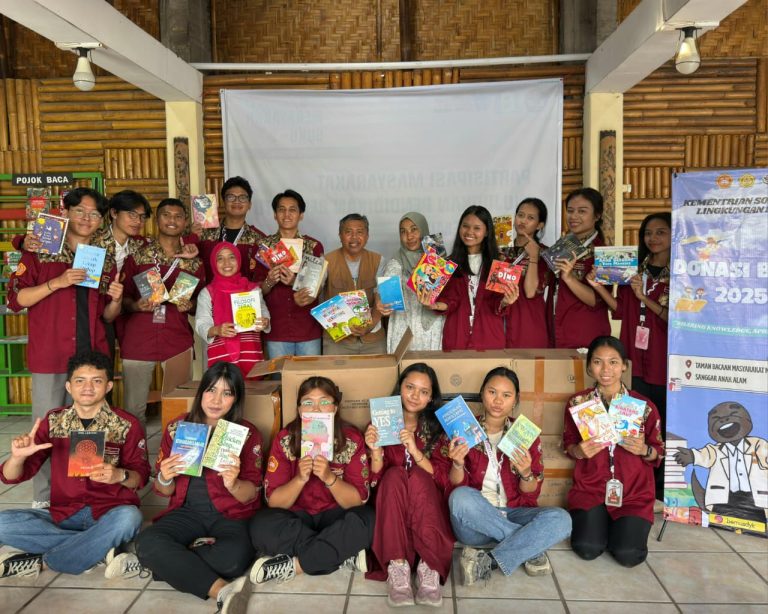 donasi buku oleh bem