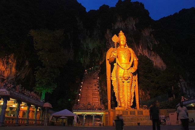 Mengintip Pesona Batu Caves dari Dekat