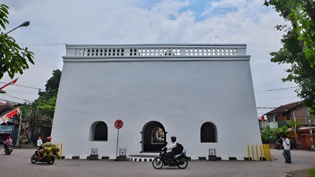 Berdiri di Ujung Garis Imajiner: Menjenguk Sejarah Raja di Kandang Menjangan